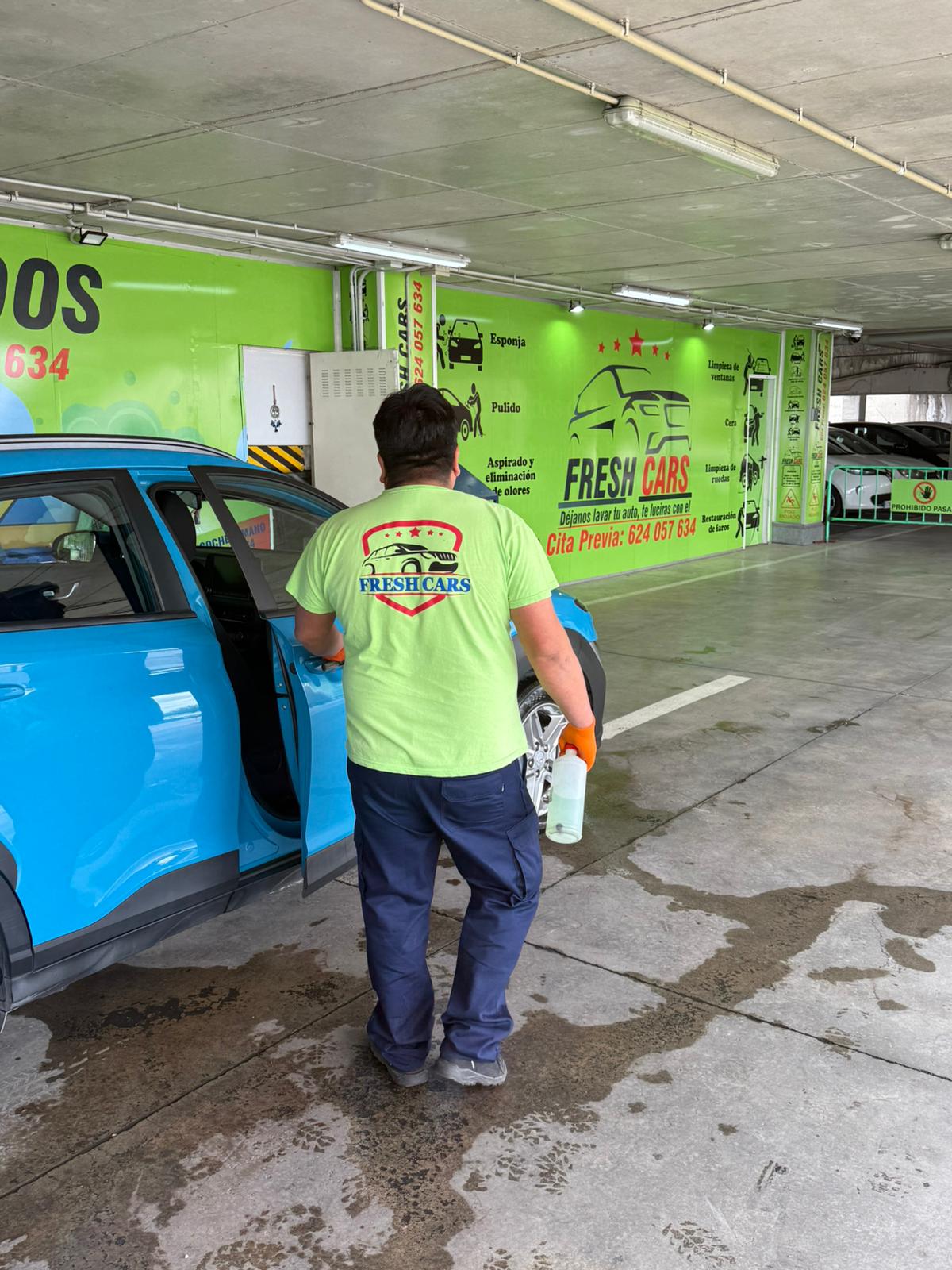 Técnico FreshCars trabajando en el lavadero del C.C. H2O de Rivas-Vaciamadrid